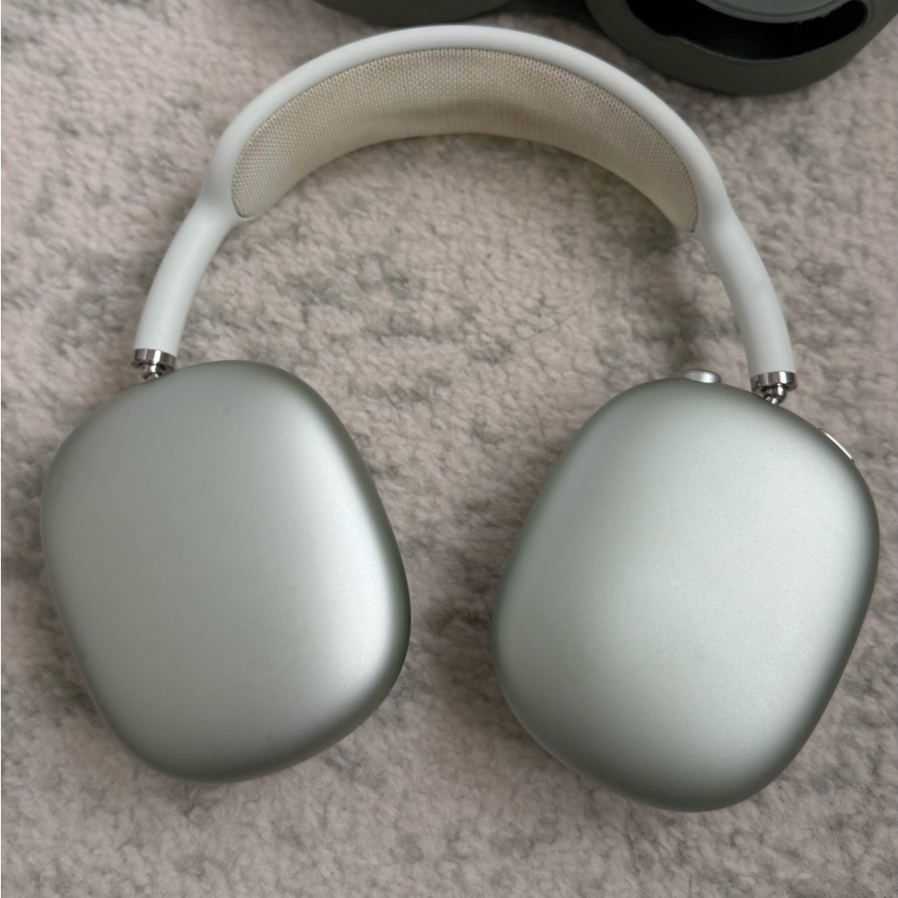 Apple AirPods Max in green